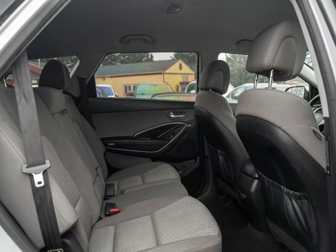 Used 2017 Hyundai Santa Fe SE image 11