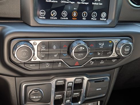 Used 2022 Jeep Wrangler Unlimited Sahara AWD/4WD image 23