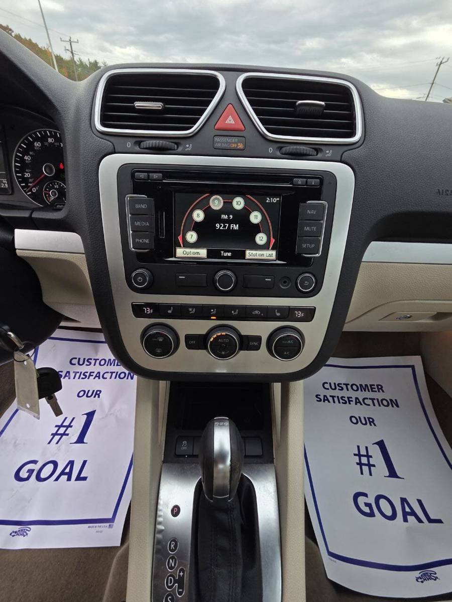Used 2015 Volkswagen Eos Komfort FWD image 22