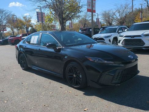 Used 2025 Toyota Camry SE image 3
