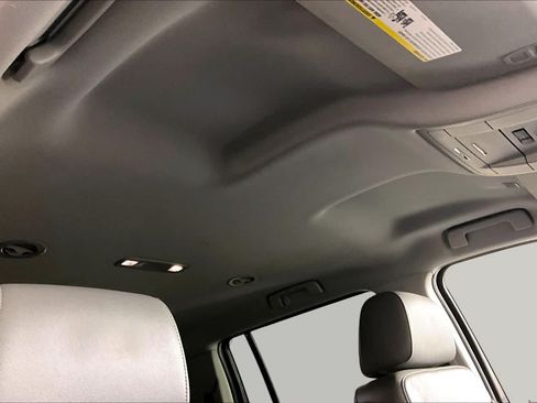 Used 2020 Chevrolet Suburban LT RWD image 13