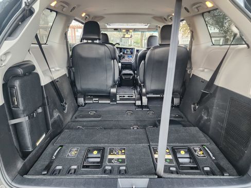 Used 2015 Toyota Sienna SE image 12