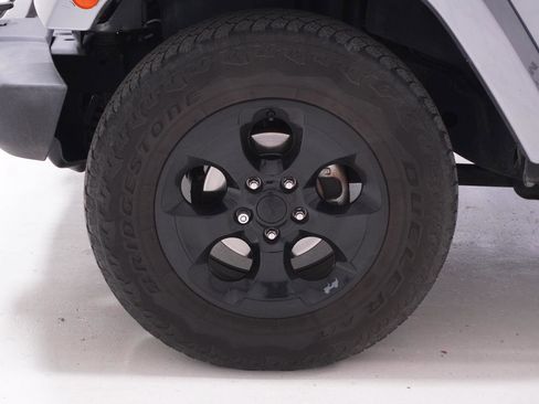 Used 2015 Jeep Wrangler Altitude image 11