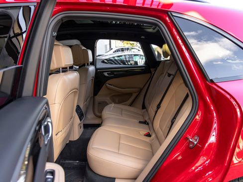 Certified 2026 Porsche Macan AWD/4WD image 45