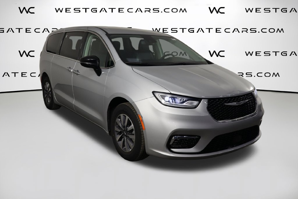 Used 2024 Chrysler Pacifica Limited FWD image 45