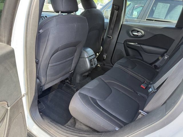 Used 2016 Jeep Cherokee Latitude AWD/4WD image 12