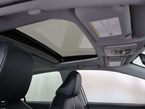 Used 2023 Toyota Camry SE image 3