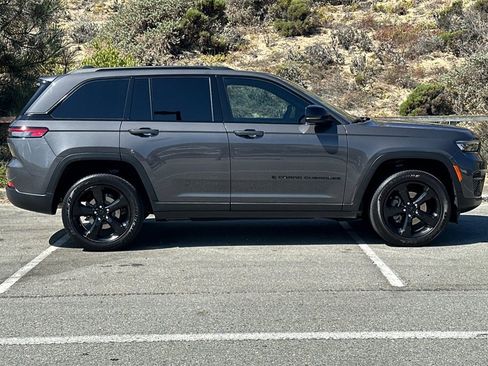 Used 2024 Jeep Grand Cherokee Altitude image 2