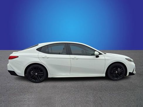 Used 2025 Toyota Camry SE image 4