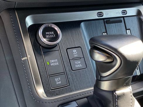 Used 2024 Lexus GX 550 w/ Accessory Package (2T) AWD/4WD image 19