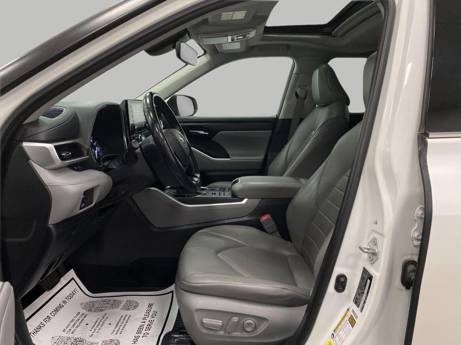 Used 2021 Toyota Highlander XLE AWD/4WD image 30