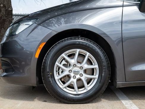 Used 2023 Chrysler Voyager LX image 23