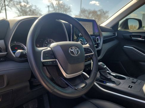 Used 2024 Toyota Highlander XLE AWD/4WD image 17