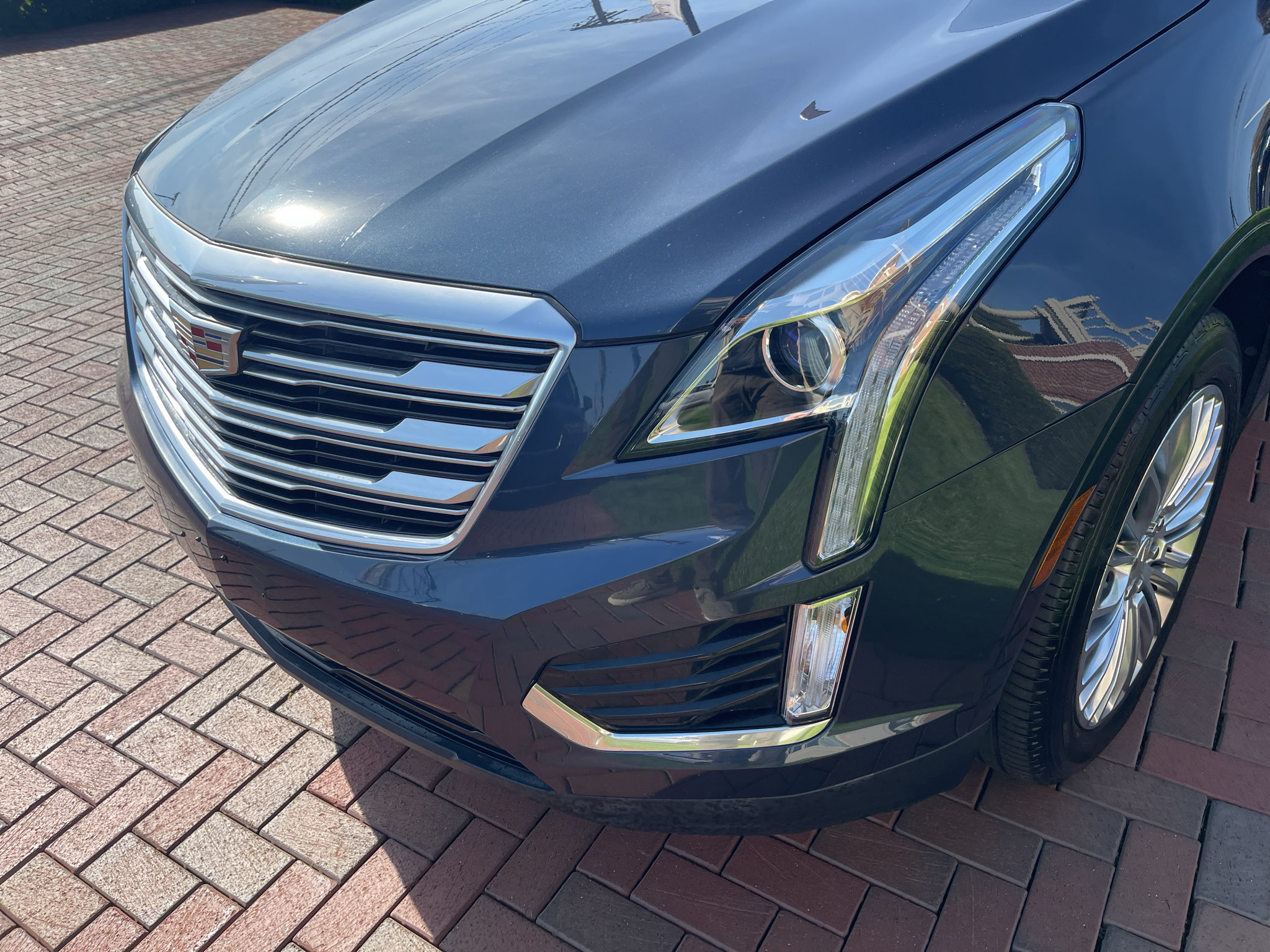 Used 2018 Cadillac XT5 AWD image 2