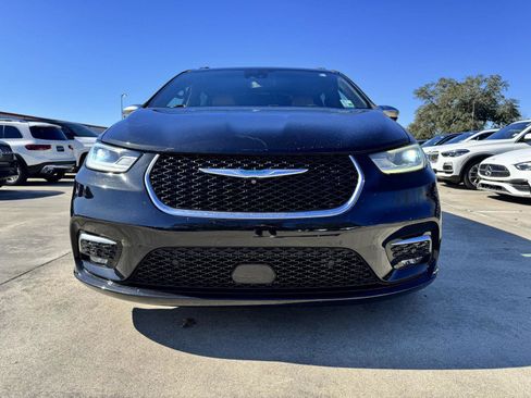 Used 2021 Chrysler Pacifica Pinnacle image 2