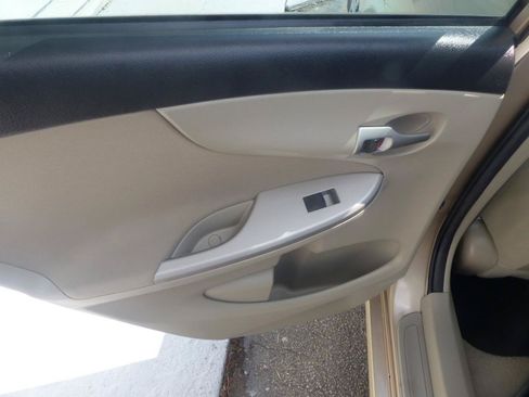 Used 2013 Toyota Corolla LE FWD image 12