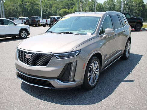 Used 2022 Cadillac XT6 Premium Luxury w/ Technology Package FWD image 4