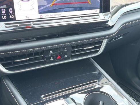 Used 2024 Volkswagen Atlas SE w/ Panoramic Sunroof Package FWD image 25