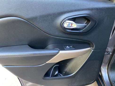 Used 2018 Jeep Cherokee Limited FWD image 37