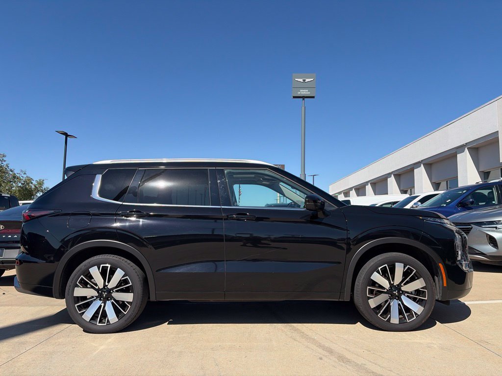 Used 2025 Mitsubishi Outlander AWD image 3