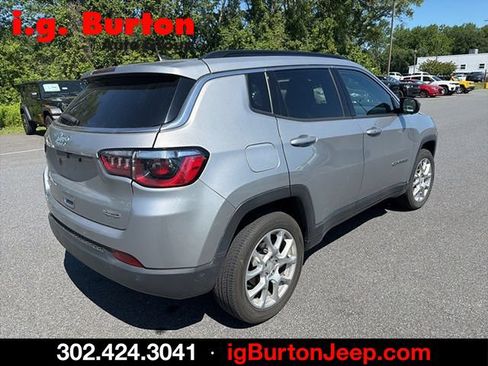 Used 2023 Jeep Compass Latitude AWD/4WD image 3