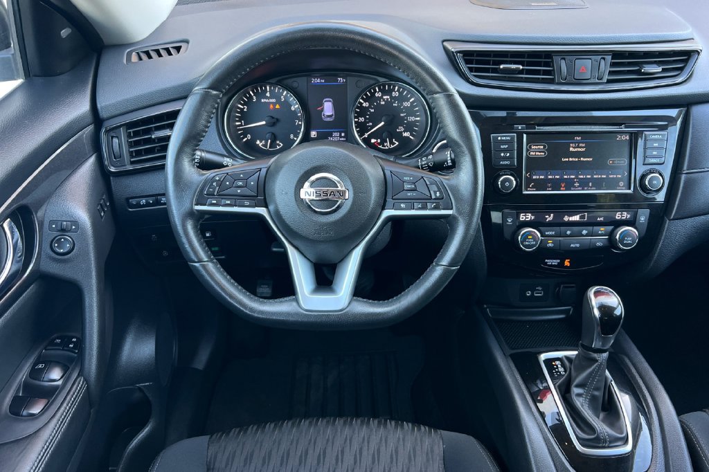 Used 2018 Nissan Rogue SV w/ Sun & Sound Touring Package FWD image 17