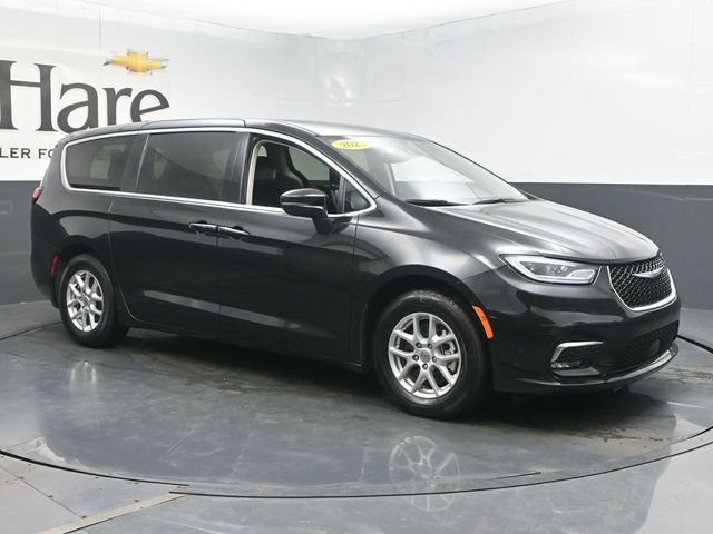 Used 2023 Chrysler Pacifica Touring-L FWD image 6