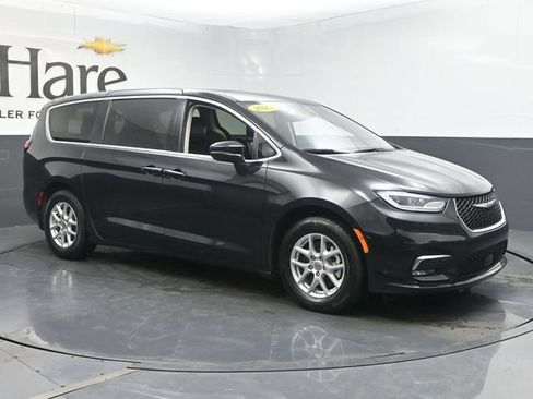 Used 2023 Chrysler Pacifica Touring-L FWD image 6