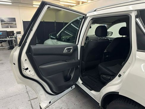 Used 2020 Nissan Pathfinder SV image 42