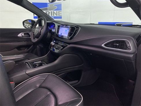 Used 2025 Chrysler Pacifica Limited image 35