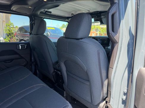 Used 2025 Jeep Wrangler Sahara AWD/4WD image 21