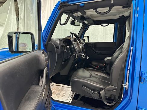 Used 2015 Jeep Wrangler Unlimited Sahara AWD/4WD image 10