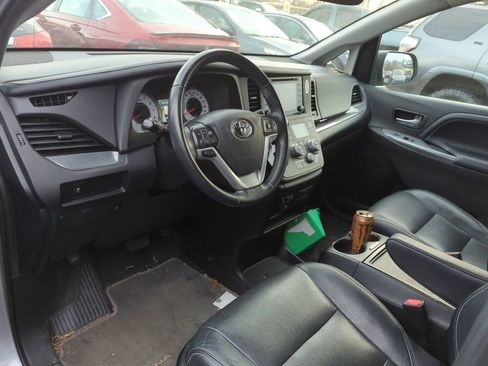 Used 2020 Toyota Sienna SE image 7