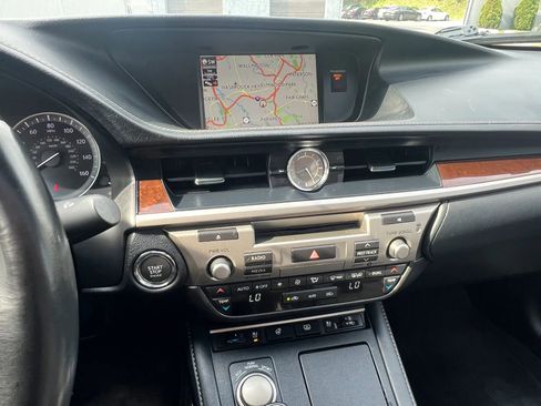 Used 2018 Lexus ES 350 w/ Luxury Package w/Wood Trim image 22