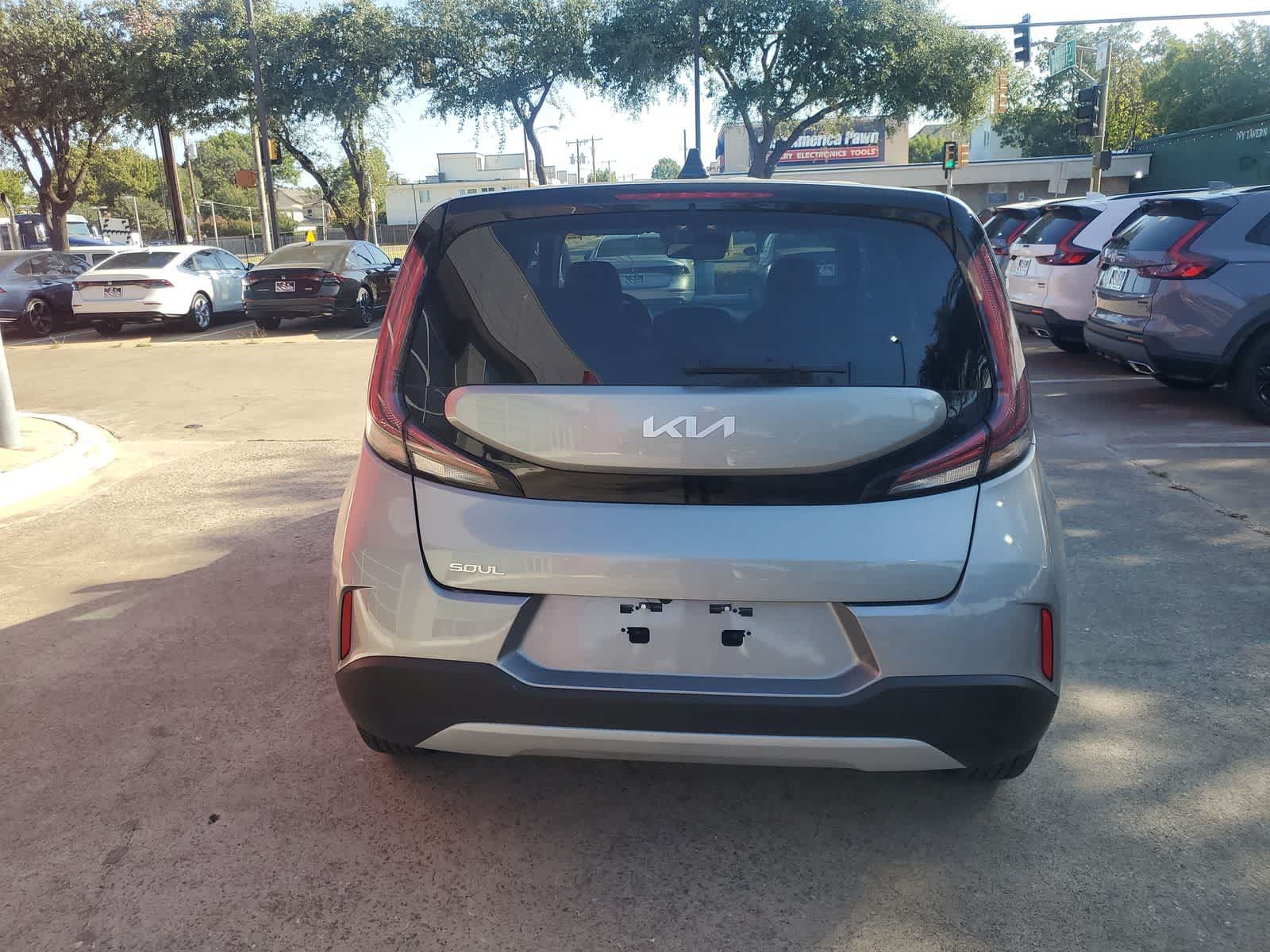 Used 2025 Kia Soul LX w/ LX Technology Package FWD image 5