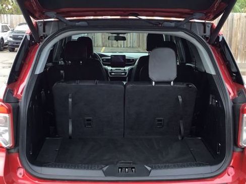 Used 2022 Ford Explorer XLT w/ Equipment Group 202A image 9