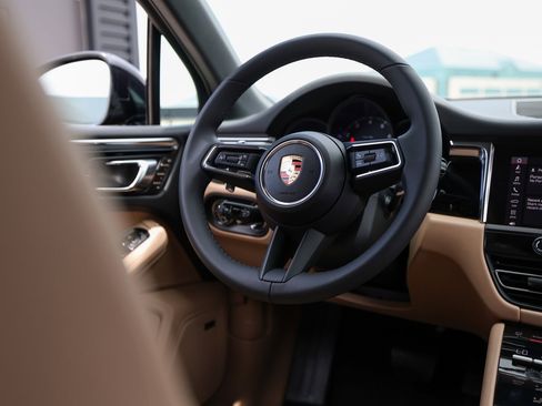 Certified 2025 Porsche Macan image 27