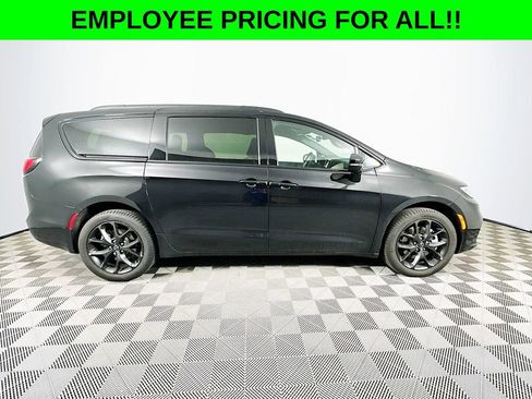 New 2026 Chrysler Pacifica Limited w/ S Appearance Package image 9