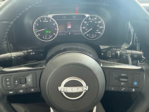 Used 2023 Nissan Pathfinder SL AWD/4WD image 17