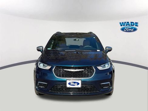 Used 2022 Chrysler Pacifica Pinnacle image 2
