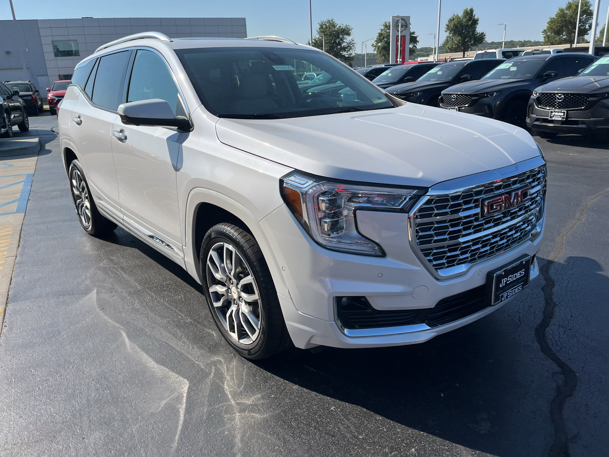Used 2024 GMC Terrain Denali w/ Denali Premium Package AWD/4WD image 6