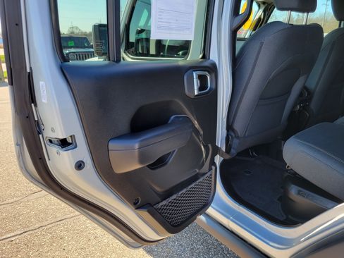 Used 2024 Jeep Wrangler Unlimited image 16