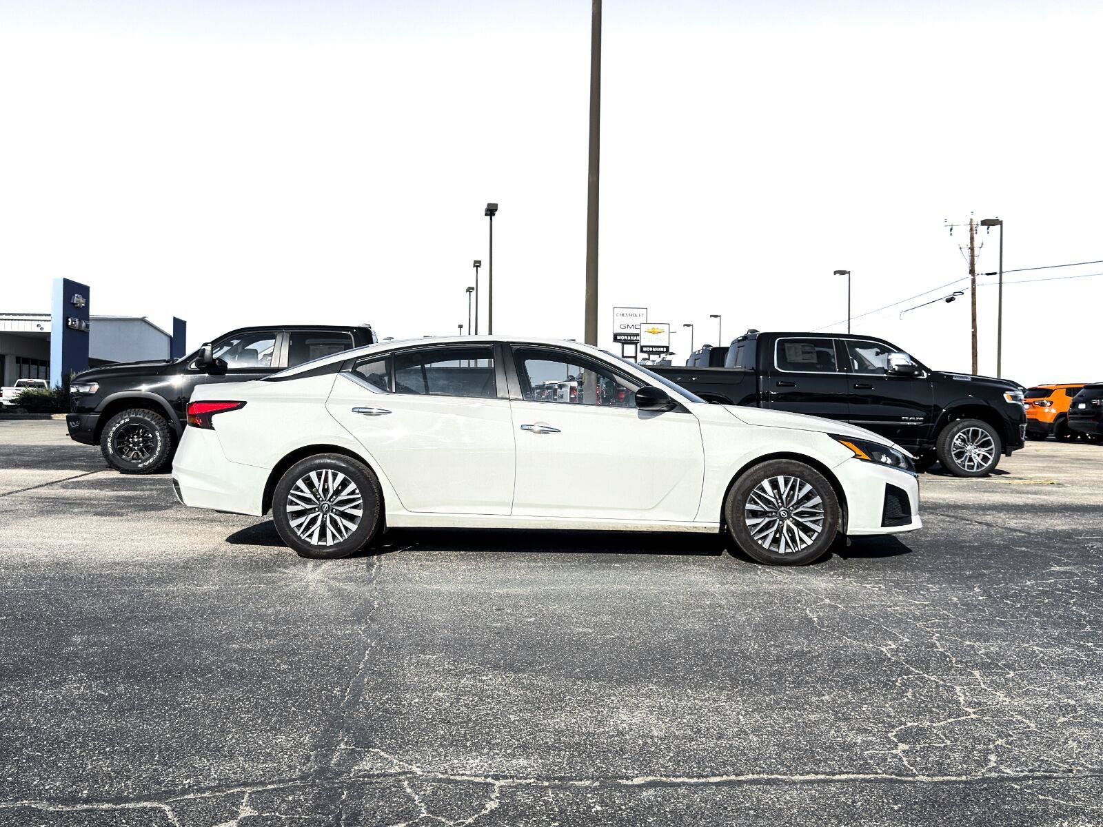 Used 2025 Nissan Altima 2.5 SV FWD image 8