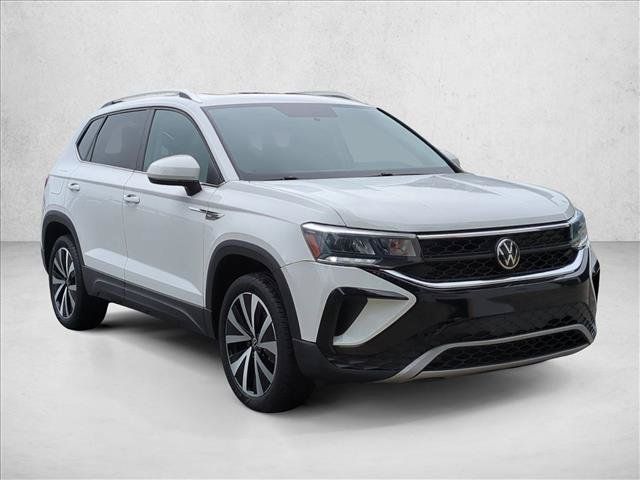 Used 2022 Volkswagen Taos SE FWD image 3