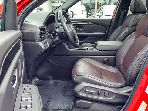 Used 2025 Honda Pilot Black Edition image 2