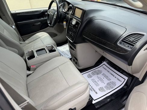 Used 2012 Chrysler Town & Country Touring-L w/ Entertainment Group #2 FWD image 21