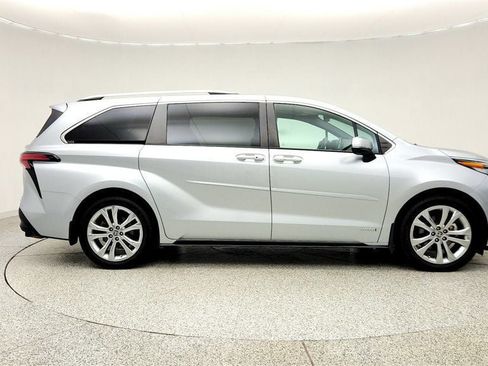 Used 2021 Toyota Sienna Platinum FWD image 4