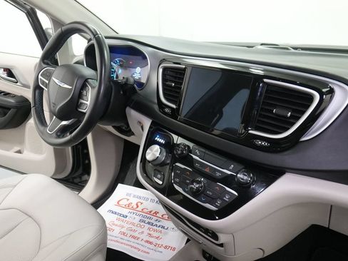 Used 2018 Chrysler Pacifica Touring-L FWD image 27