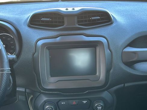 Used 2018 Jeep Renegade Latitude image 19