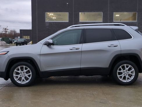 Used 2016 Jeep Cherokee Latitude w/ Comfort/Convenience Group image 2